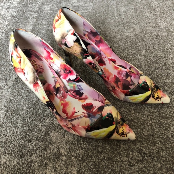 TRUTH OR DARE Madonna Heels Size 8 Floral Artsy Fun - Picture 1 of 7